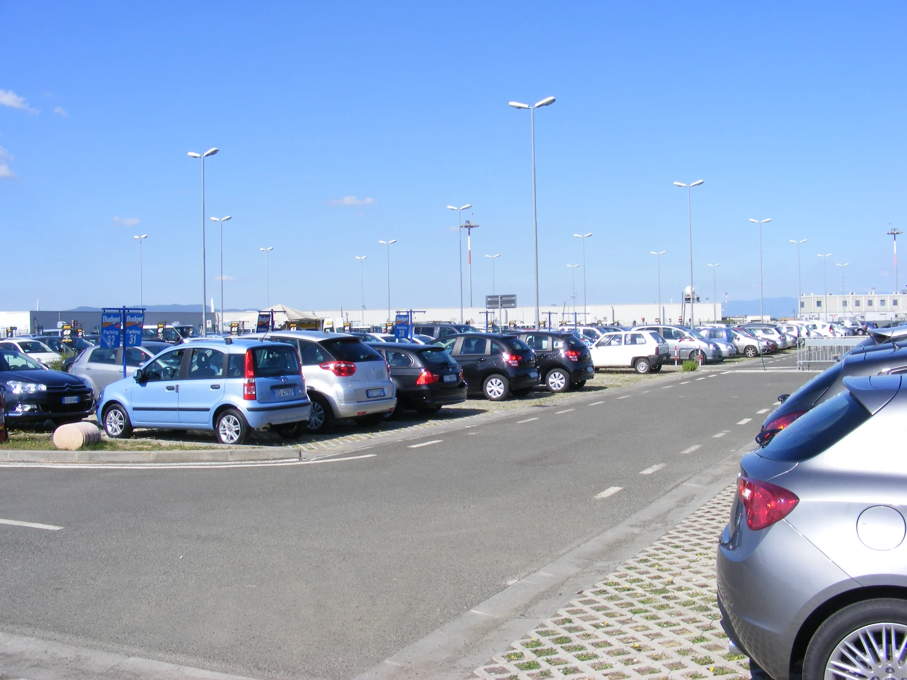 Filas de vehículos en un estacionamiento de alquiler en Florencia