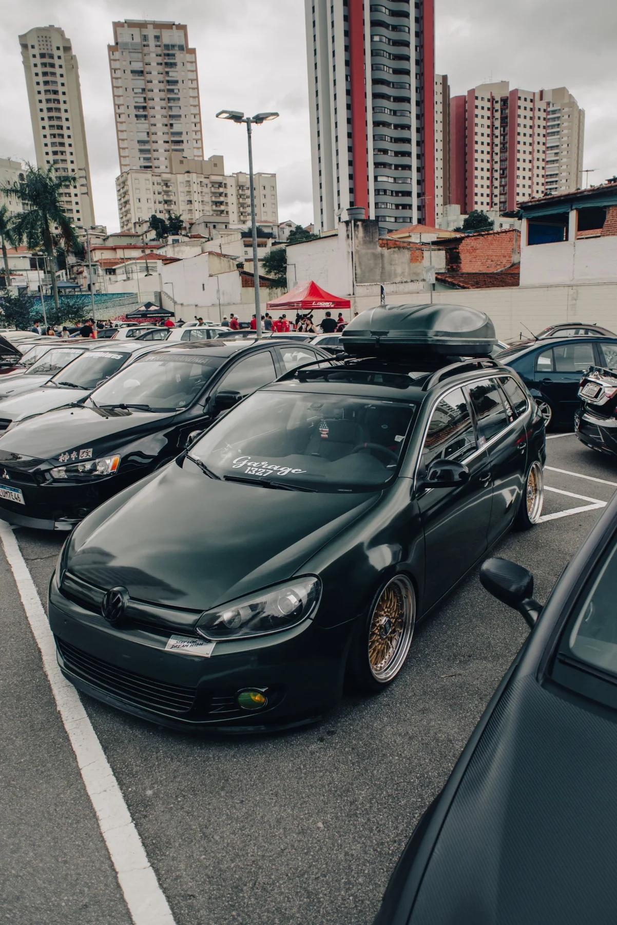 Autos de distintos tamaños estacionados en un aparcamiento urbano