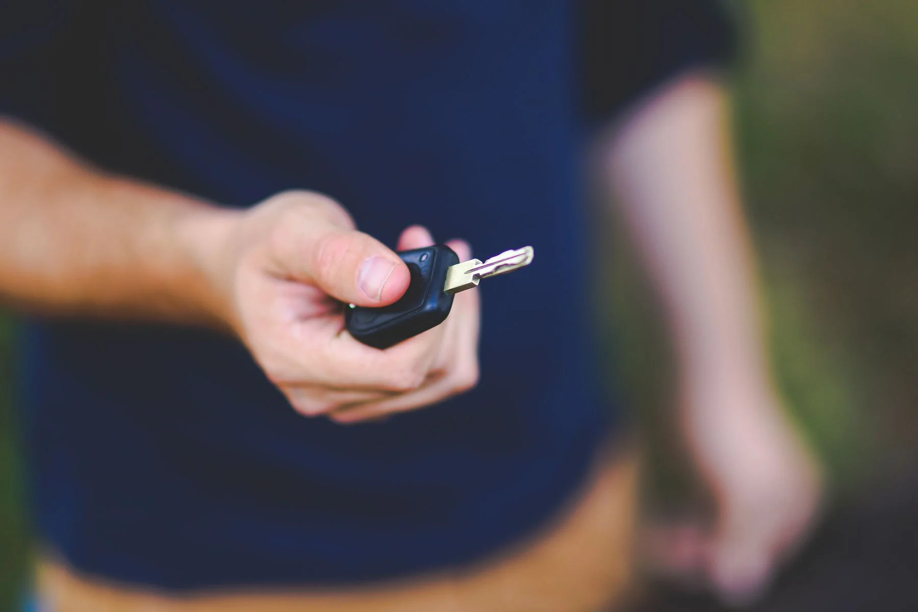Mano que sostiene la llave de un automóvil